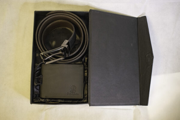 Men’s top-grain leather wallet and reversible belt in black gift box – The Executive Duo Gift Set